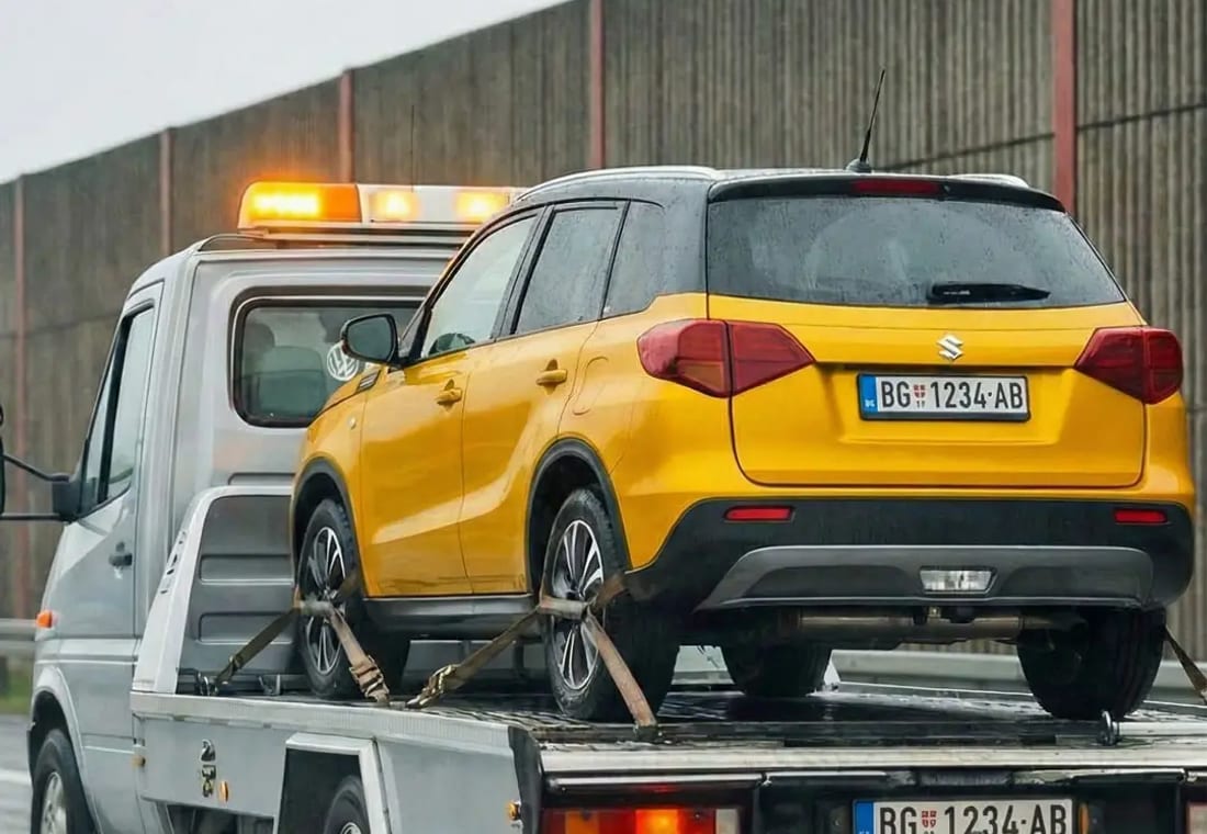 Šlep vozilo Du Mobil Brothers utovara putnički auto za međunarodni transport.